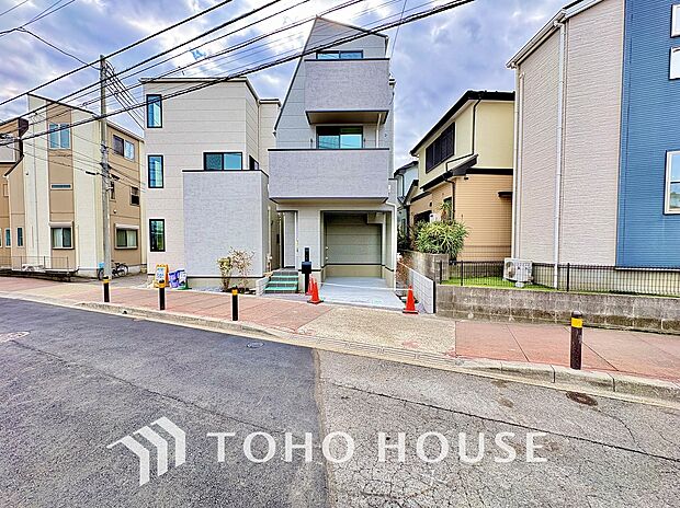 ビルトインガレージ。風雨を避けて乗り降りができます。