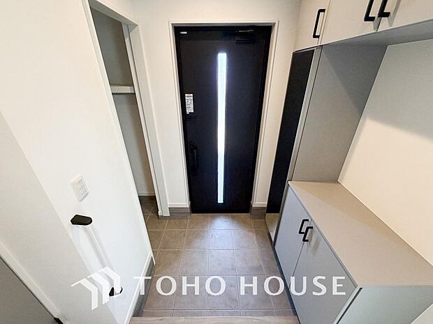 広々とした玄関スペースは何かと重宝します。ベビーカーも楽々置けるゆったりスペースが魅力です。