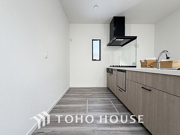 夫婦そろってキッチンに立っても調理がしやすく余裕の広さ。家事をしながら会話も弾みます。