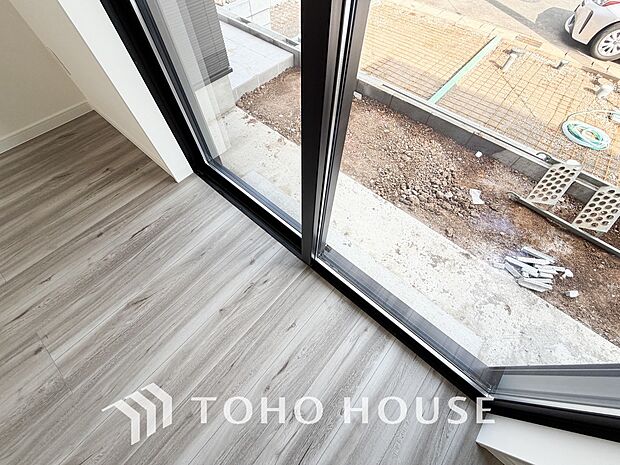 居室のサッシにはペアガラスを採用、高い断熱性による省エネと結露対策に有効です。