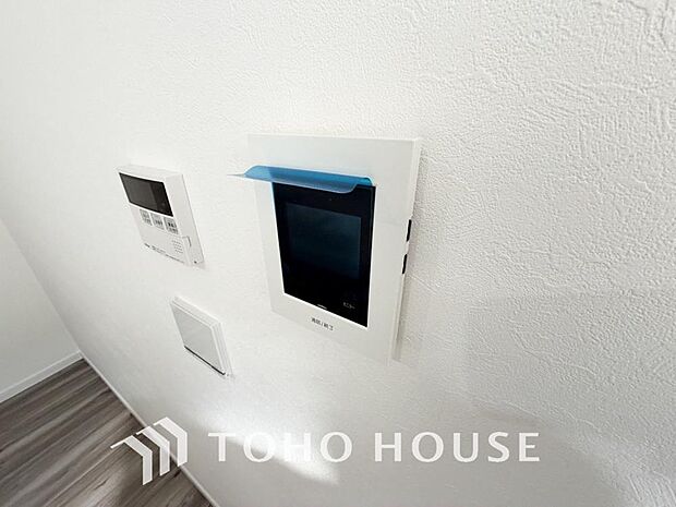 誰が来てもわかる様にモニター付きインターホンを設置。家事導線を考慮した個所に設置し、防犯性と利便性に優れ快適と安らぎを合わせた優しい設計。