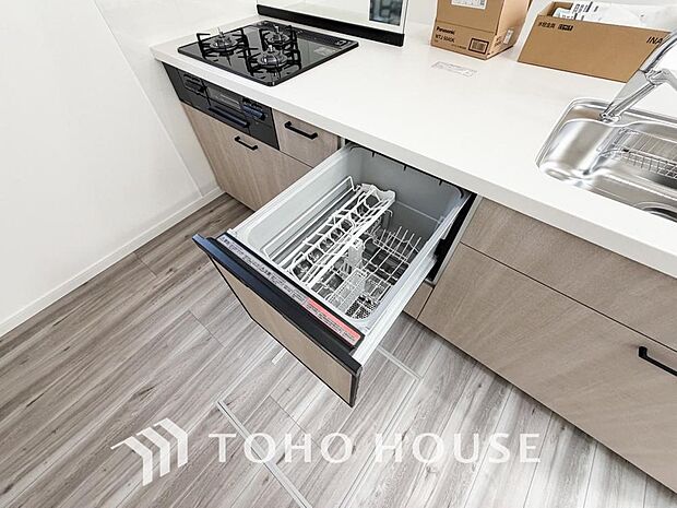 「ビルトインタイプ食器洗乾燥機」通常の手洗いでは使用出来ないほど高温のお湯や高圧水流を使うことにより汚れを効果的に落とすことができる。