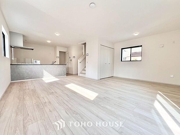 光が注がれる青い空から鮮やかに赤色にゆっくりと染まる。そんな優しい時間がここでは流れてゆく。