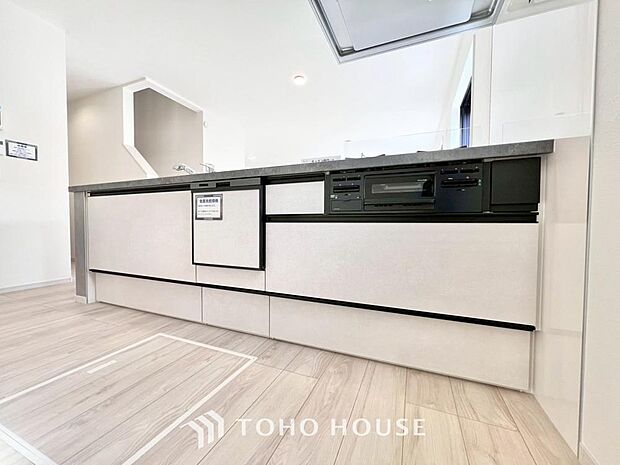 キッチンの収納は、デッドスペースになりやすい箇所を有効活用できる、スライド式収納を採用しました。