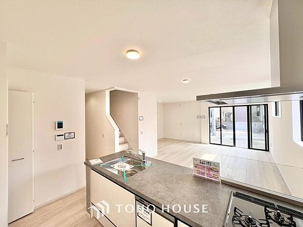 夫婦そろってキッチンに立っても調理がしやすく余裕の広さ。家事をしながら会話も弾みます。