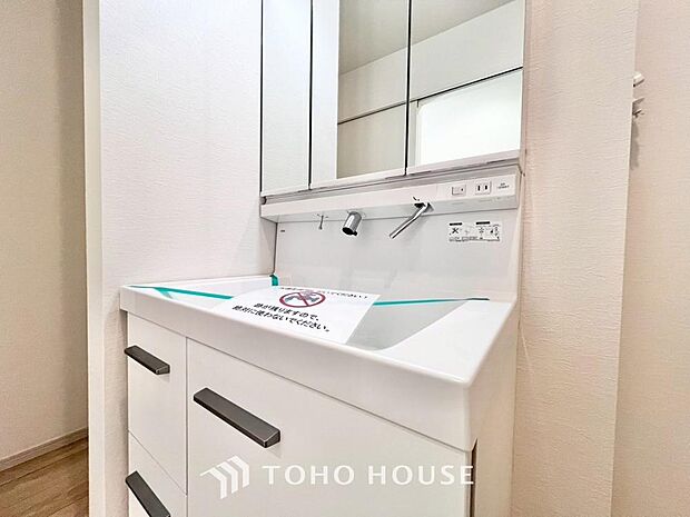 手で洗いたい大切な服など、広く使えると助かる洗面台は汚れの付きにくい形状と素材で造られております。