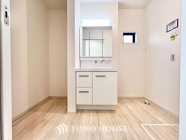 身だしなみのチェックがしやすい大きな鏡、下には収納がたっぷり。スッキリとした空間を演出いたします。