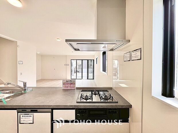 キッチンの換気扇はスタイリッシュなデザインで、日々のお手入れもラクラクな仕様となっております。
