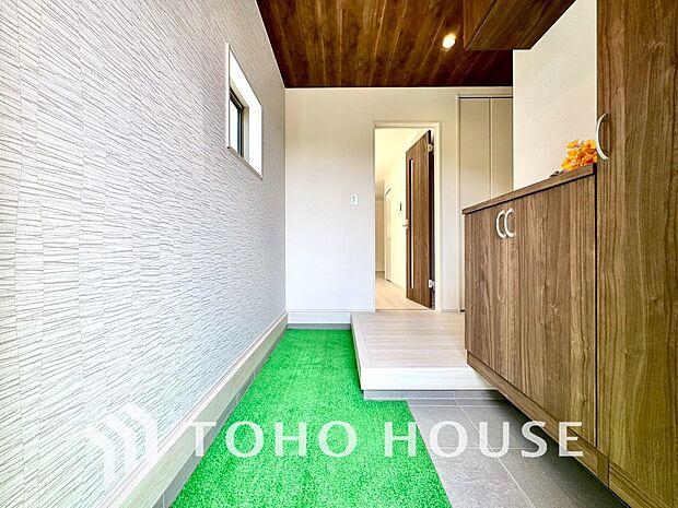 人を迎え入れる最初の場所だからこそ、清潔感ある空間にして頂ける様シューズボックスを設置しました。