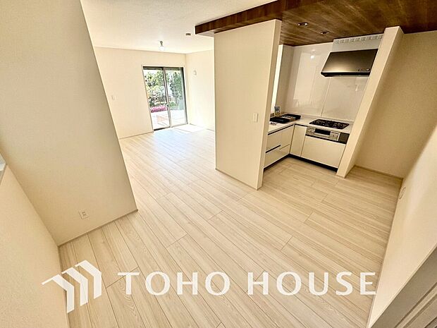 リビングも広く設け、訪れる人々を暖かく迎えてくれます。