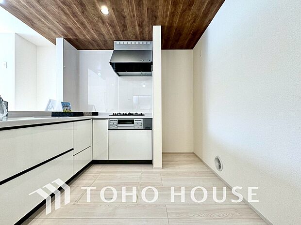 夫婦そろってキッチンに立っても調理がしやすく余裕の広さ。家事をしながら会話も弾みます。