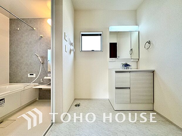 身だしなみのチェックがしやすい大きな鏡、下には収納がたっぷり。スッキリとした空間を演出いたします。