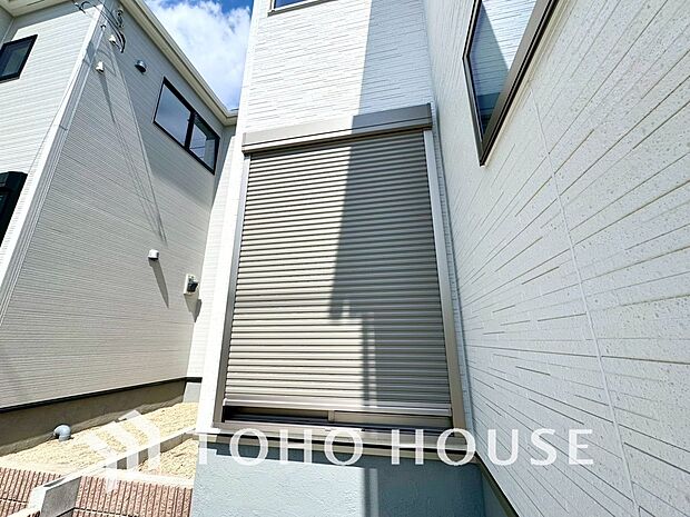 防犯機能のシャッターを完備しております。寒い冬でも中から開閉が可能ですのでラクラク便利。