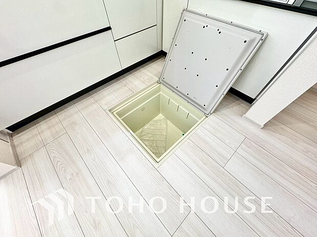 キッチン下部に設けた床下収納。缶詰のストックや非常食、梅酒や味噌などの保存食入れとして利用可です。