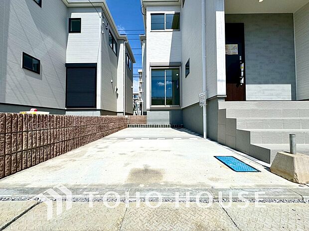 ゆったりとした駐車スペースを確保いたしましたので、大きめのお車でも駐車可能です。