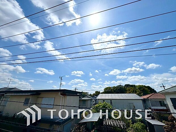星空が地上に映りこむかのような夜景のきらめきまで、この街ならではの美しい風景の物語が室内に展開。