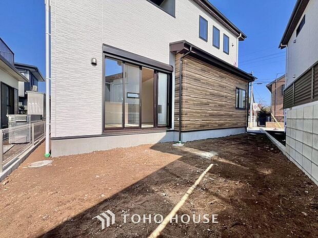 お子様がお庭で遊ぶのを見守りつつ、キッチンでお料理やリビングでくつろぐことができる安心な間取り。