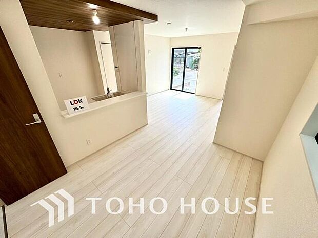 光が注がれる青い空から鮮やかに赤色にゆっくりと染まる。そんな優しい時間がここでは流れてゆく。