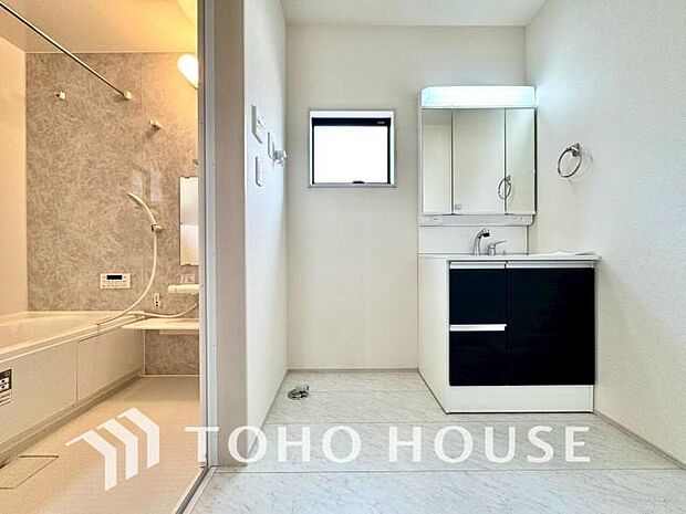 お家の中でも特にプライベートスペースとなる洗面所は、洗濯場所と浴室を同じ空間でまとめております。