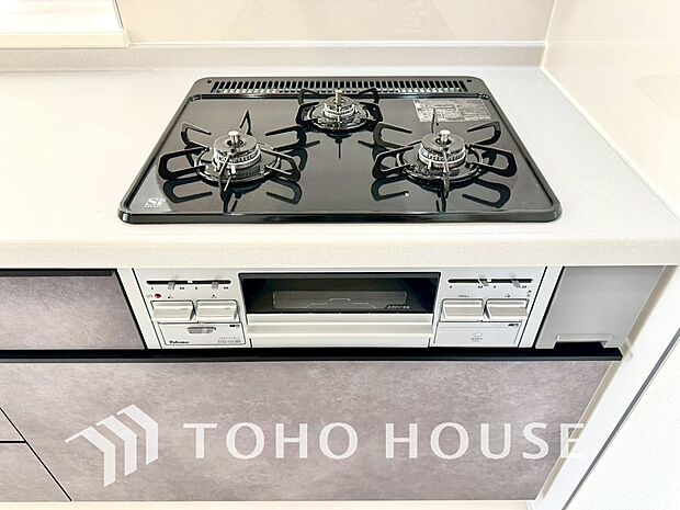 3口コンロは一度に複数のお料理を作ることができるメリットがあります。毎日のキッチンタイムを効率よく。