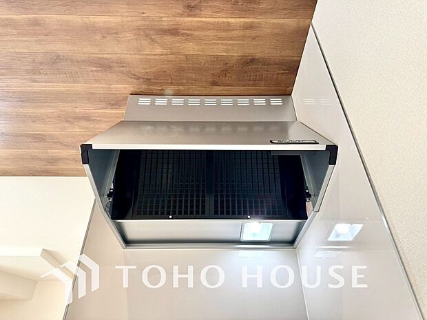 昨今主流のスリムタイプのレンジフード。スタイリッシュな見た目からインテリアとしても人気がある型です。