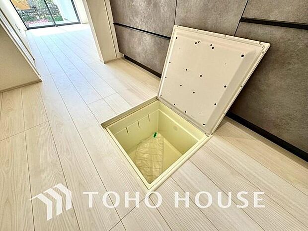 キッチン下部に設けた床下収納は、缶詰のストックや非常食、梅酒や味噌などの保存食入れとしての他、卓上プレートや季節家電などの物を仕舞うことが出来る便利な収納。