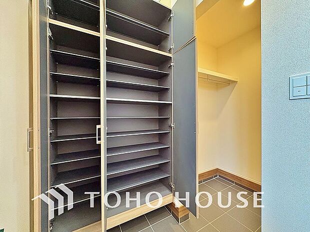 玄関部分には土間収納を設け玄関部分を広々空間に！玄関周りの導線の良さを是非一度現地でご確認下さい。