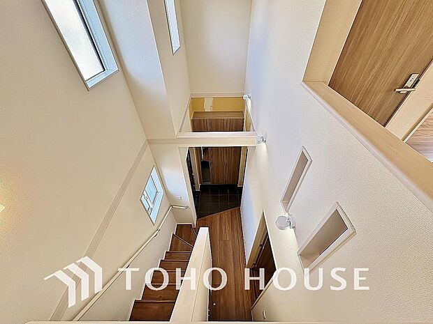 吹き抜けを採用した玄関は開放感のある空間となっています。明るい玄関は、毎日がワクワクしそうです。