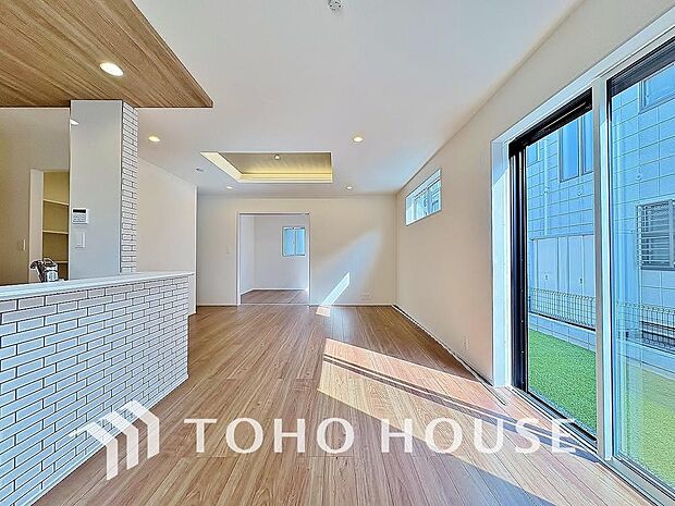 一日の中で多くの時間を過すことになるリビング。爽やかな通風と採光を存分に感じる事が出来る空間です。