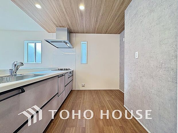 大型の冷蔵庫も配置できる広々としたキッチンスペースでお料理や家事をスムーズに進めることができます。