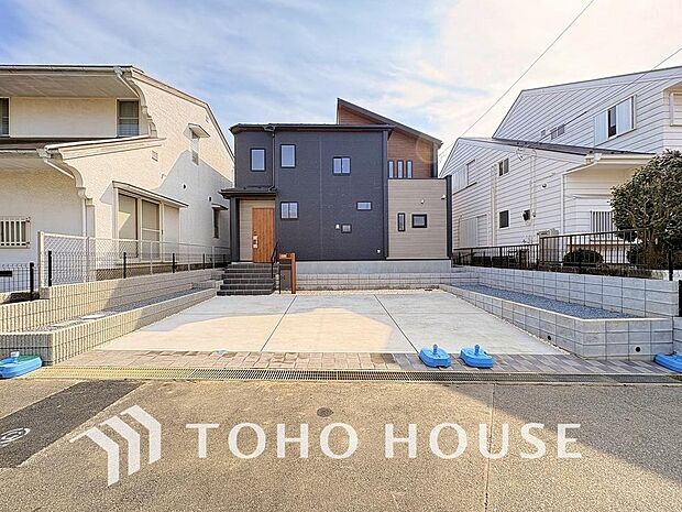 周辺環境とのコラボレーションにより明るく開放的な空間を演出しております。