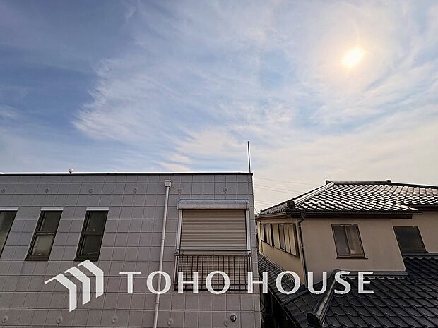 青空を感じられるバルコニーには爽やかな風が吹き抜け、周辺には戸建住宅街の景色が広がります。