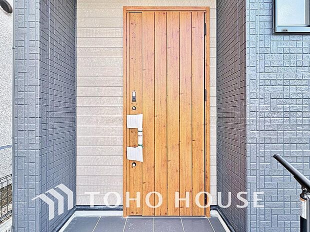 温かみのある色合いでデザインされた玄関は、優しい雰囲気です。帰りたくなる、安息の住まいです。