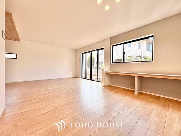 リビングも広く設け、訪れる人々を暖かく迎えてくれます。