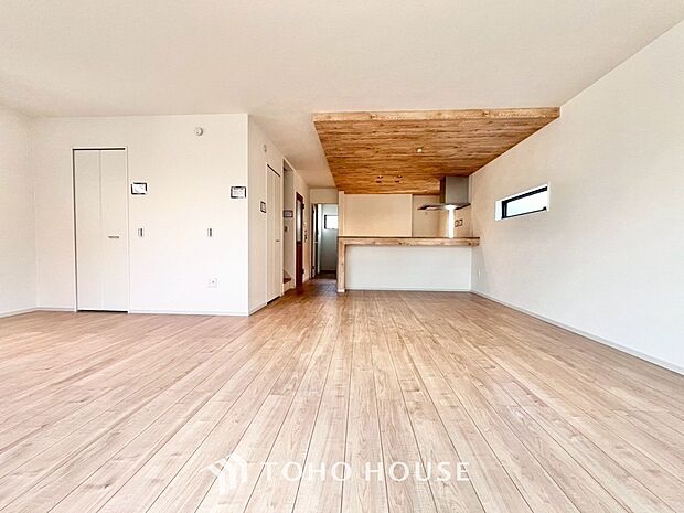 光が注がれる青い空から鮮やかに赤色にゆっくりと染まる。そんな優しい時間がここでは流れてゆく。