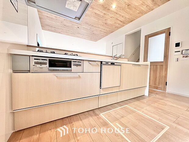 キッチンの収納は、デッドスペースになりやすい箇所を有効活用できる、スライド式収納を採用しました。