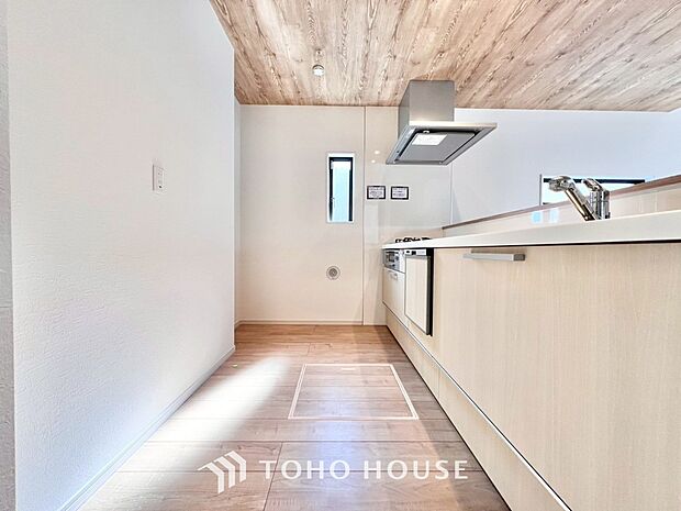 広々キッチンを採用。みんなで作った料理を召し上がりながらの会話は、どのような物になるのでしょうか。