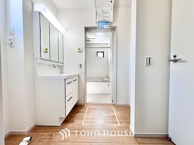 手で洗いたい大切な服など、広く使えると助かる洗面台は汚れの付きにくい形状と素材で造られております。