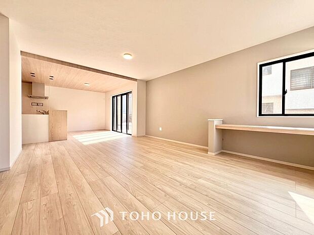 爽やかな通風と採光を存分に感じる事が出来る空間。毎日の暮らしに癒しをもたらす居心地の良いリビング。