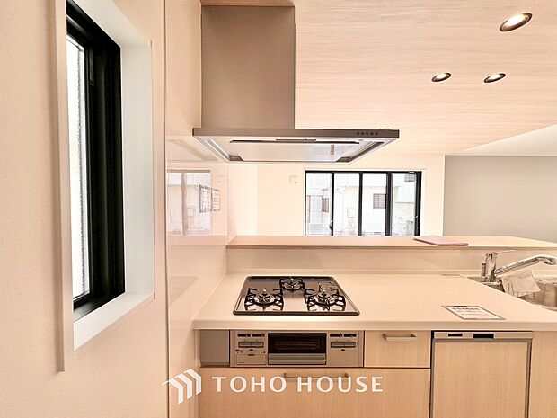 最新のレンジフードは静音性や省エネ性能が向上しデザインもスタイリッシュ。効率的な換気で料理を快適に。