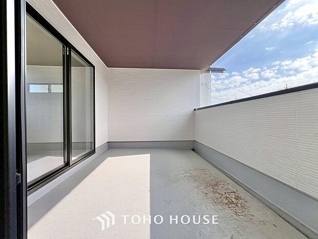 暖かい陽ざしが差込むバルコニー。晴れた日には、洗濯物が良く乾きます。風通しも良好です。