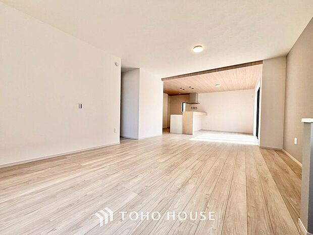 広々としたLDKは、家族が自然に集まりやすく、一緒に過ごす時間を楽しめる工夫が施されています。