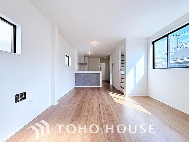 光が注がれる青い空から鮮やかに赤色にゆっくりと染まる。そんな優しい時間がここでは流れてゆく。