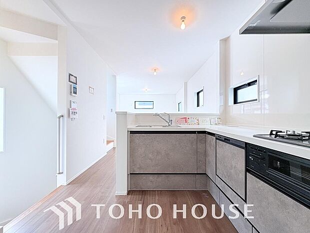 キッチンの収納は、デッドスペースになりやすい箇所を有効活用できる、スライド式収納を採用しました。