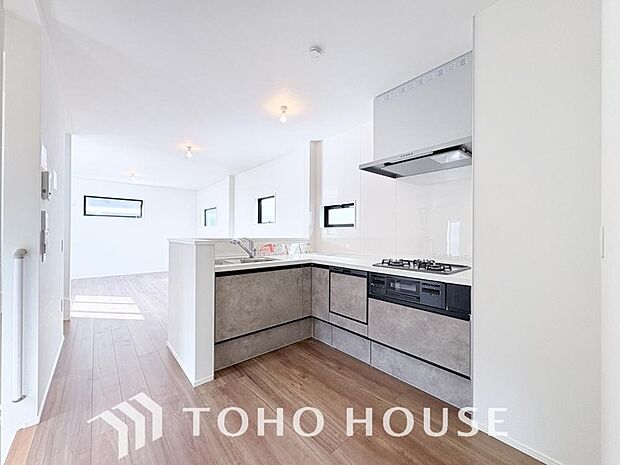 広々キッチンを採用。みんなで作った料理を召し上がりながらの会話は、どのような物になるのでしょうか。