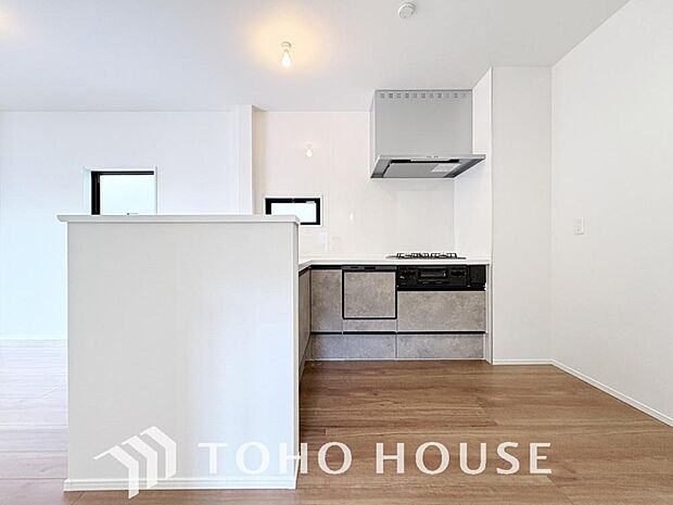 お料理の上手な方が、独壇場でお料理の腕を披露するスタイルに向いているキッチンです。