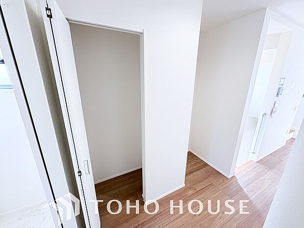 パントリーには食料品のストックや使用頻度が少ないキッチン家電などを収納することができます。