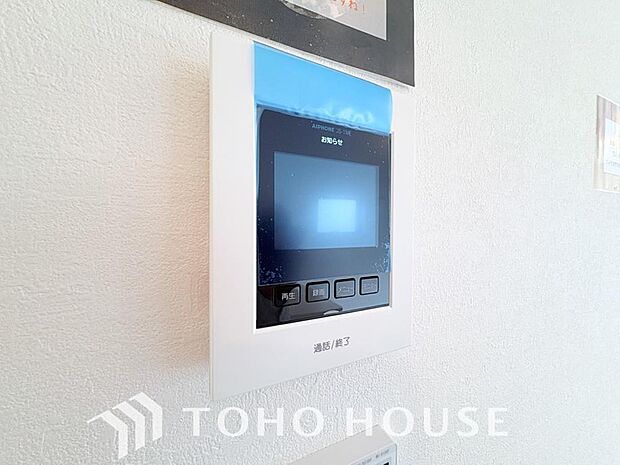 誰が来てもわかる様にモニター付きインターホンを設置。家事導線を考慮した個所に設置し、防犯性と利便性に優れ快適と安らぎを合わせた優しい設計。