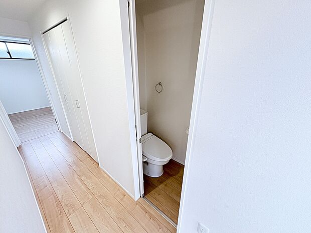 十分な広さと清潔感のあるカラーで纏まったおトイレ。時間に余裕とゆとりを持たせます。