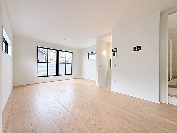 通風と採光を考慮したリビングは地域の鼓動を感じながらお寛ぎ頂くことが可能です。